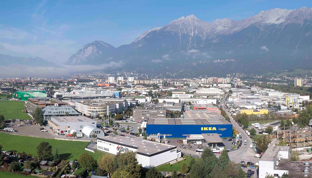 Foto von oben auf die Rossau mit der Nordkette im Hintergrund