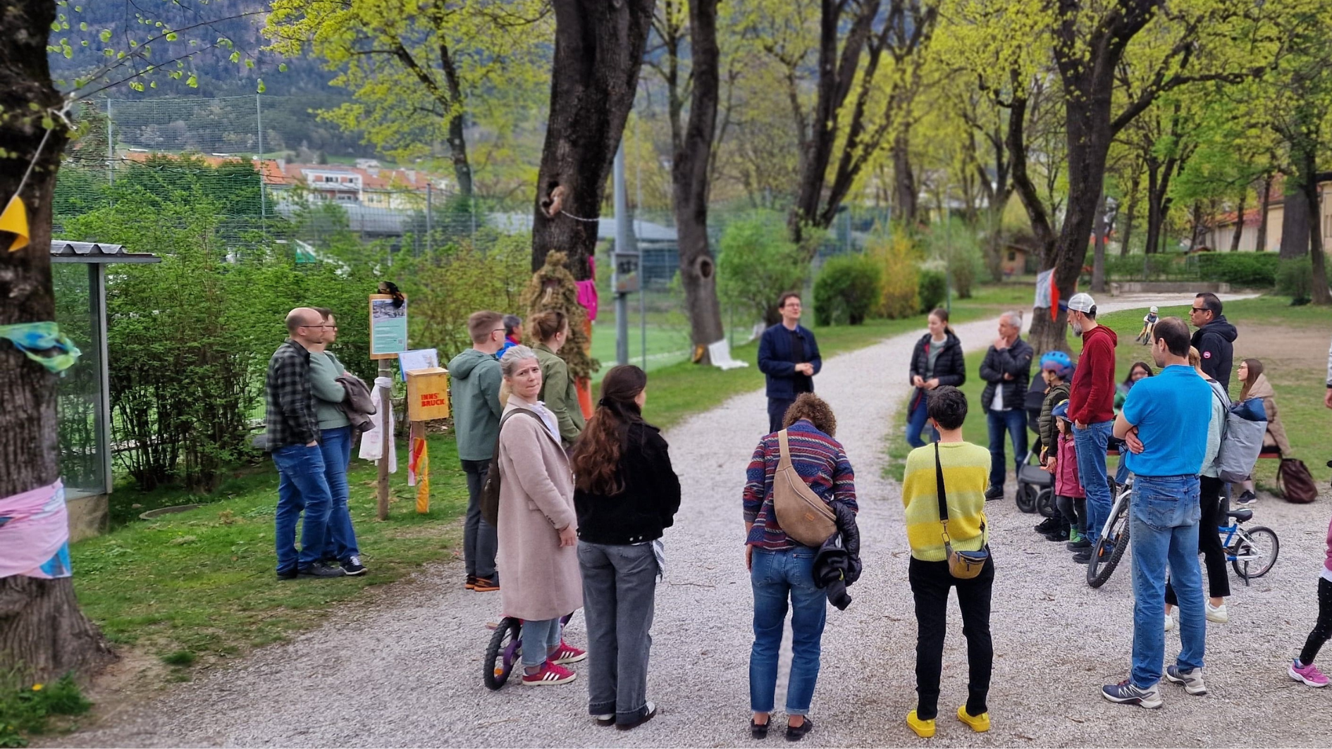 Foto von Personen im Beselepark die im Kreis stehen bei der Ideensammlung.