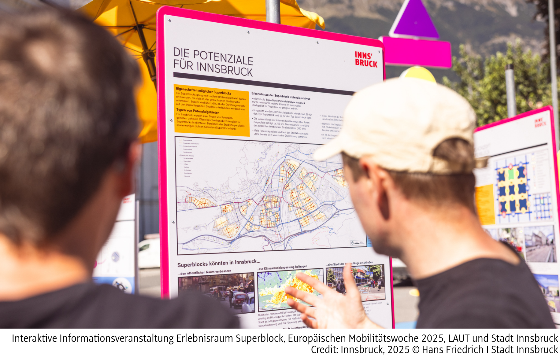 Zwei Personen, die sich eine Informationstafel durchlesen