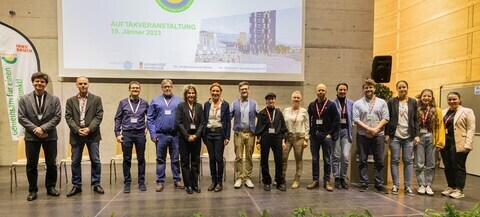 Foto des Projektteams COOLYMP, 15 Personen auf einer Bühne