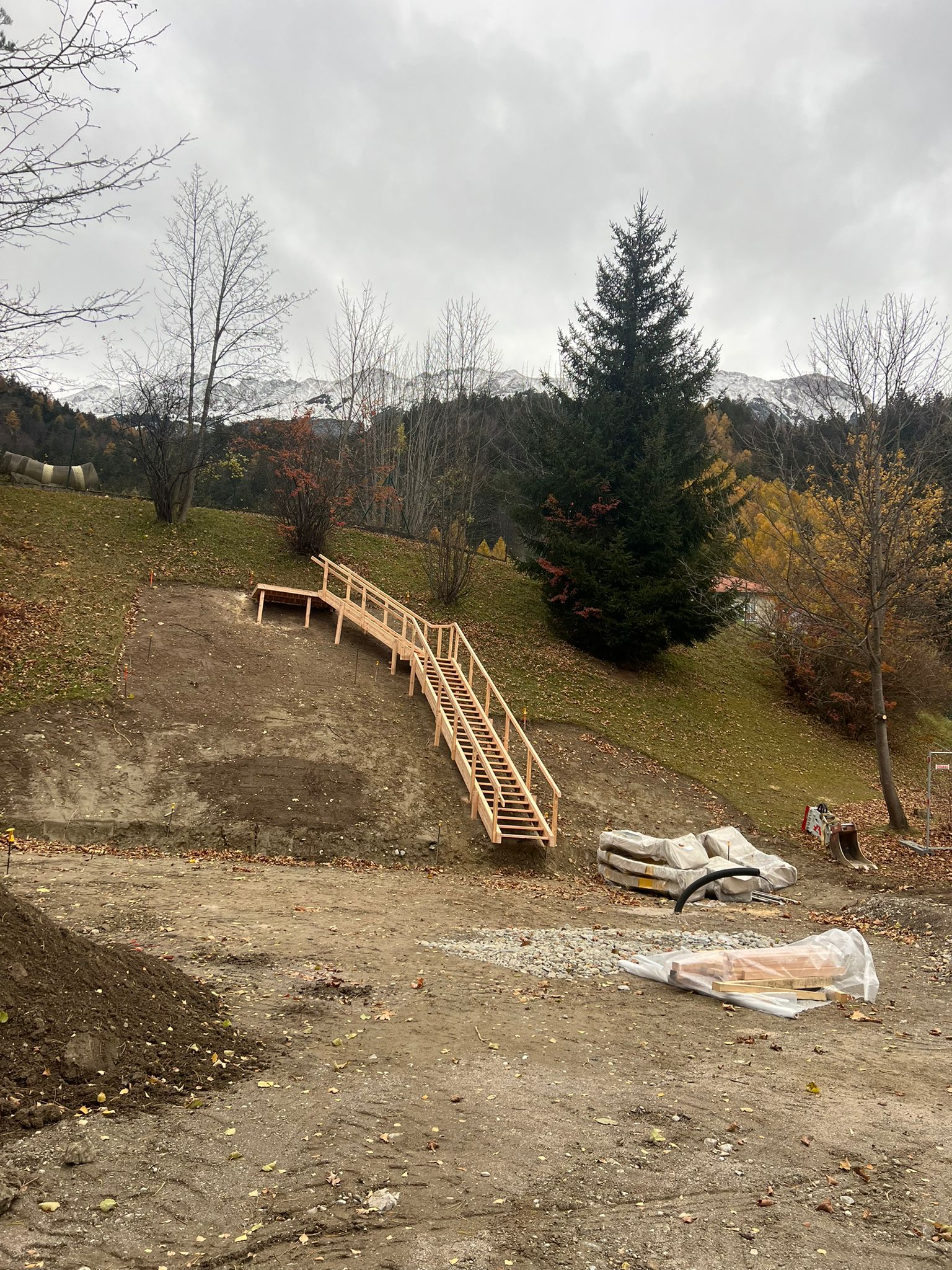 Foto einer Holzstiege zur Rutsche auf der Baustelle
