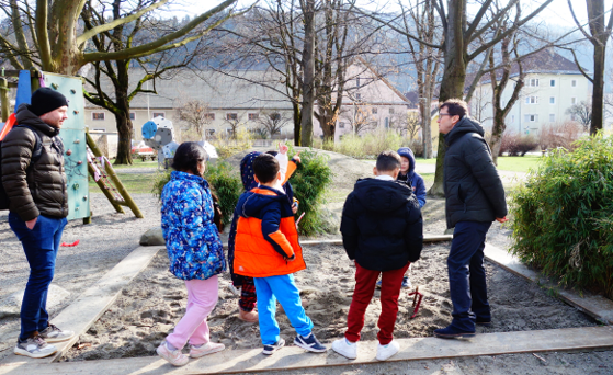 Die Kinder der VS Fischerstraße begutachten die Sandkiste