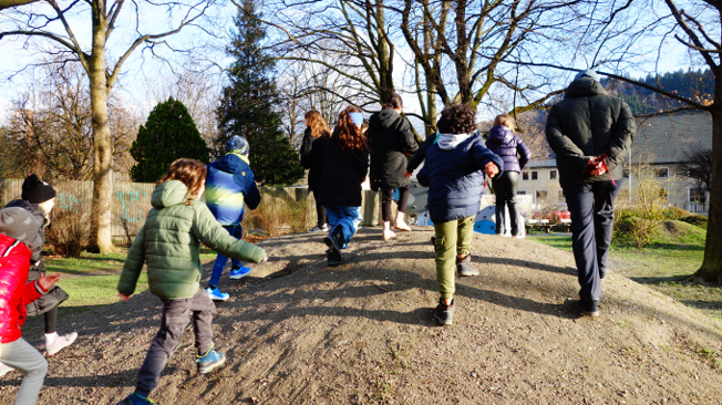 Die Kinder der VS Fischerstraße laufen den Hügel im Beselepark hoch