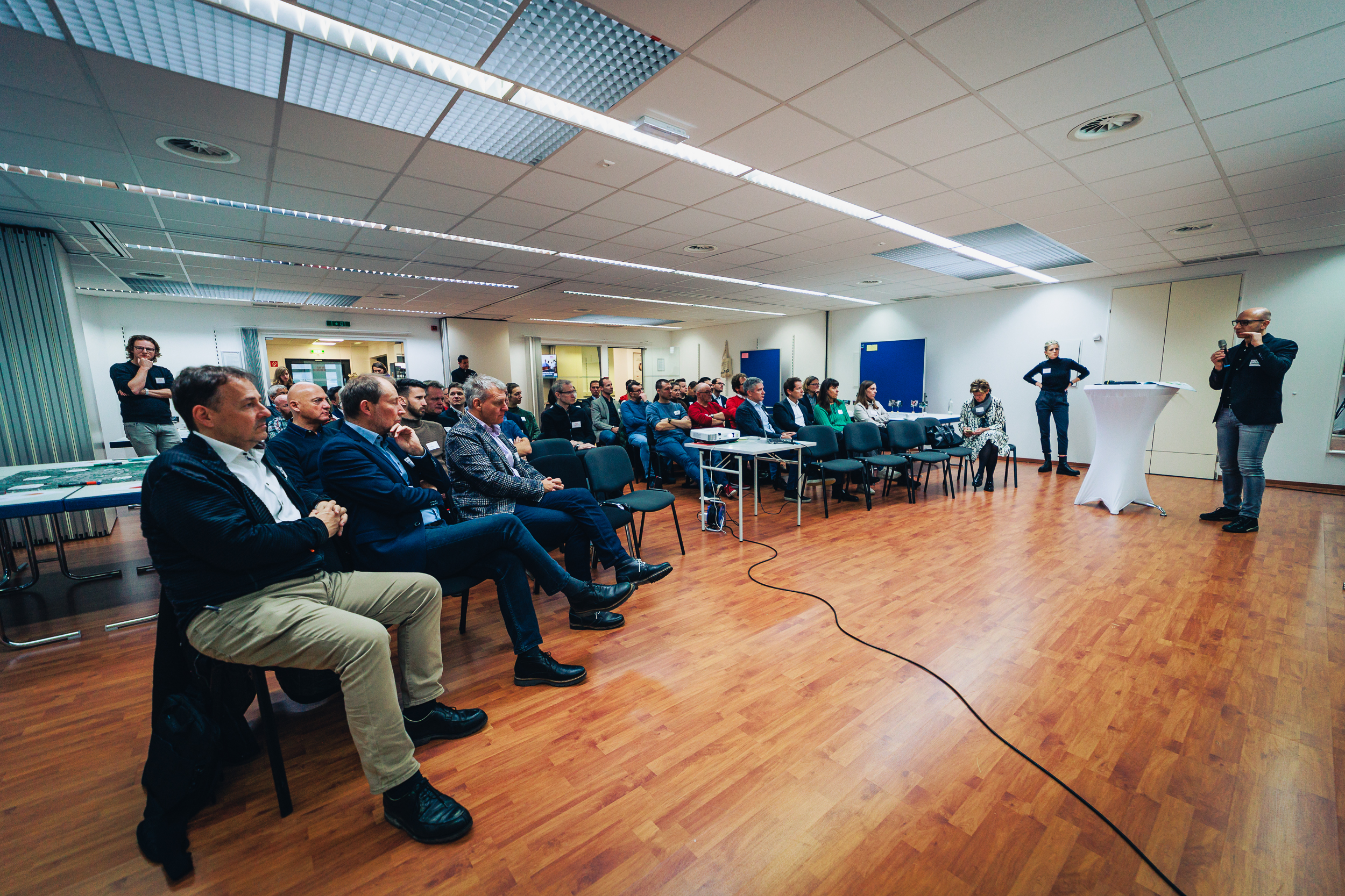 Am Abend wurden die Ergebnisse vorgestellt und diskutiert. Foto der Veranstaltung mit vielen Menschen, die auf Stühlen sitzen und bei einem Vortrag zuhören.