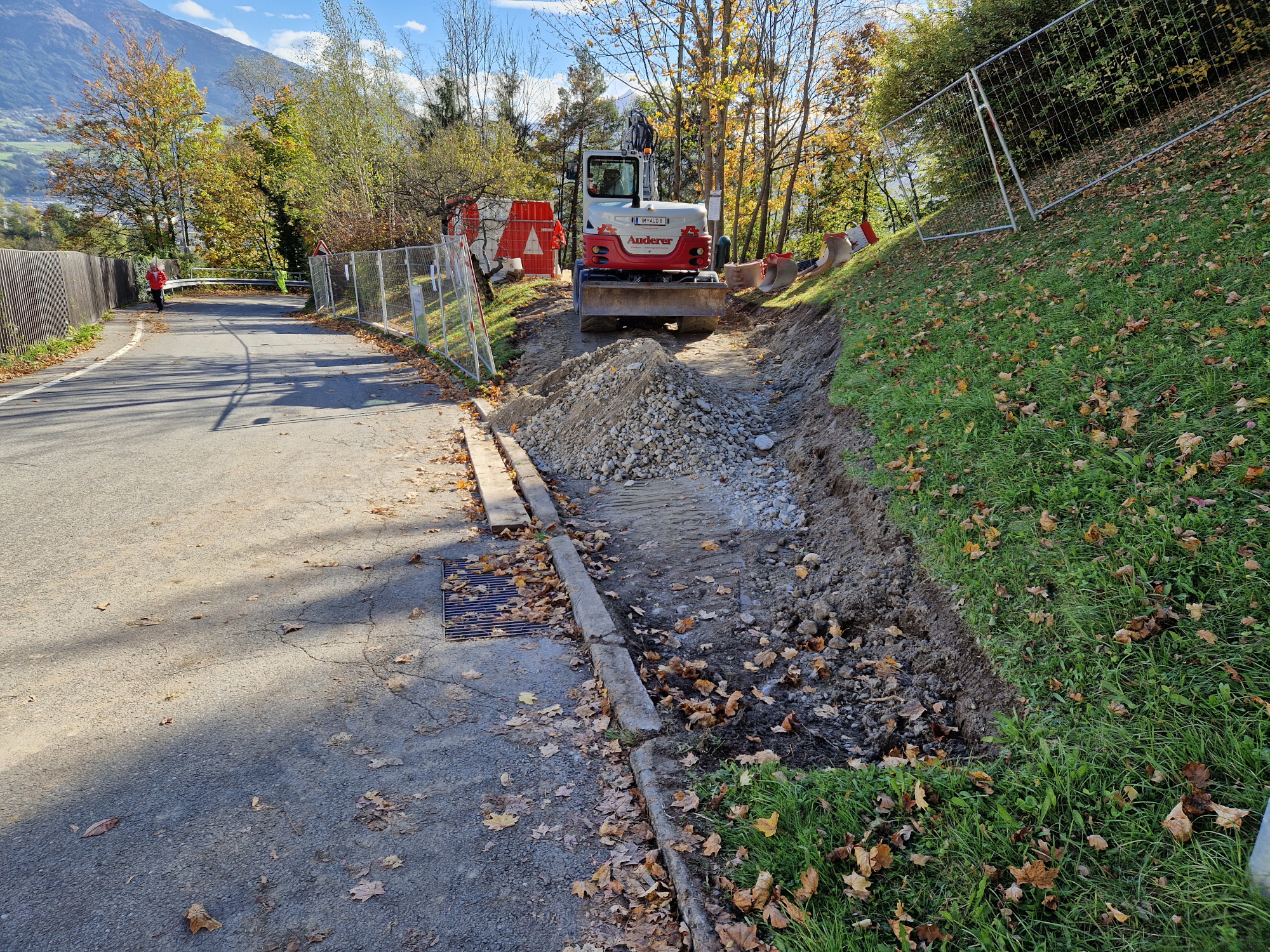 Foto mit Blick auf die Baustelle und einen Bagger