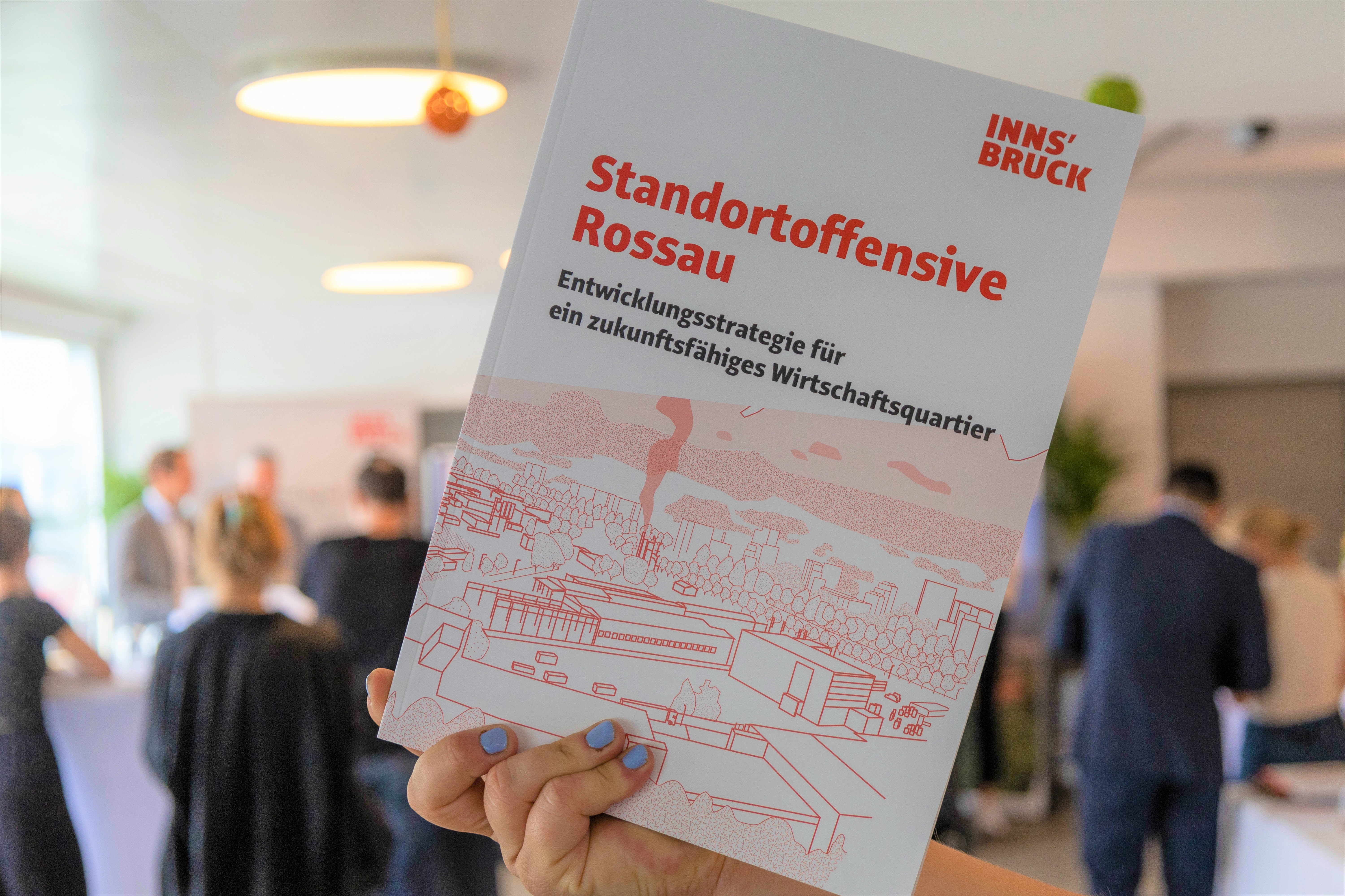 Das finale Entwicklungskonzept liegt vor. Foto einer Hand, die das Konzept als Heft in der Hand hält.