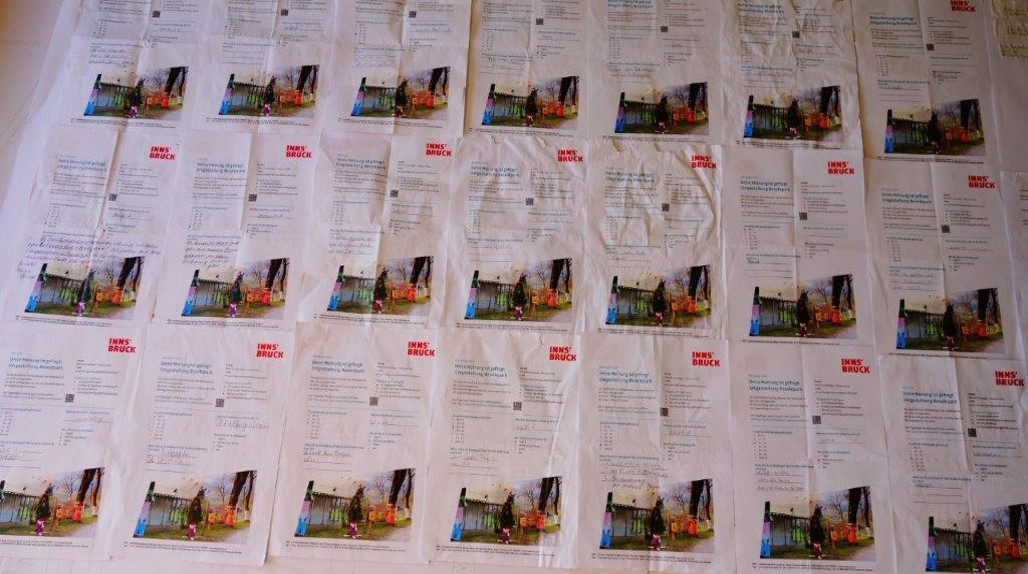 Viele ausgefüllte Papierfragebögen 